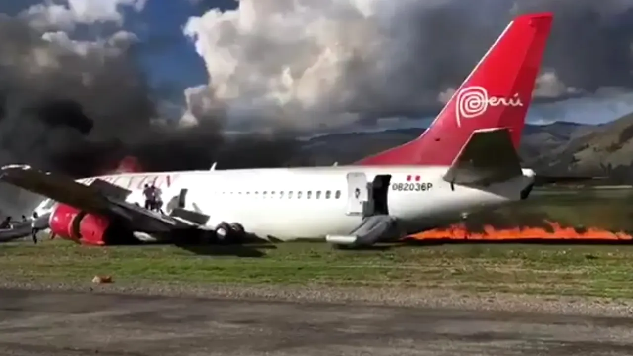 VIDEO Mai mulţi răniţi uşor, după ce un avion cu 141 de persoane la bord a luat FOC la aterizare în Peru