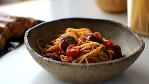 REȚETĂ VIDEO | Spaghetti țărănești cu Cârnați Durdulii și telemea. Rețeta care transformă câteva ingrediente simple într-o masă plină de gust