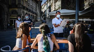 O femeie cu COVID-19, găsită într-un restaurant din Timiş, deşi ştia că e bolnavă