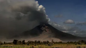 Cel puţin şapte morţi în Indonezia, după erupţia unui vulcan. Echipele de salvare caută supravieţuitori