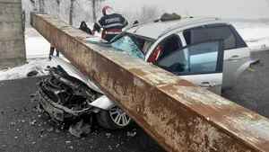 Un limitator de înălţime a căzut peste un autoturism. O persoană a murit, iar două au fost rănite