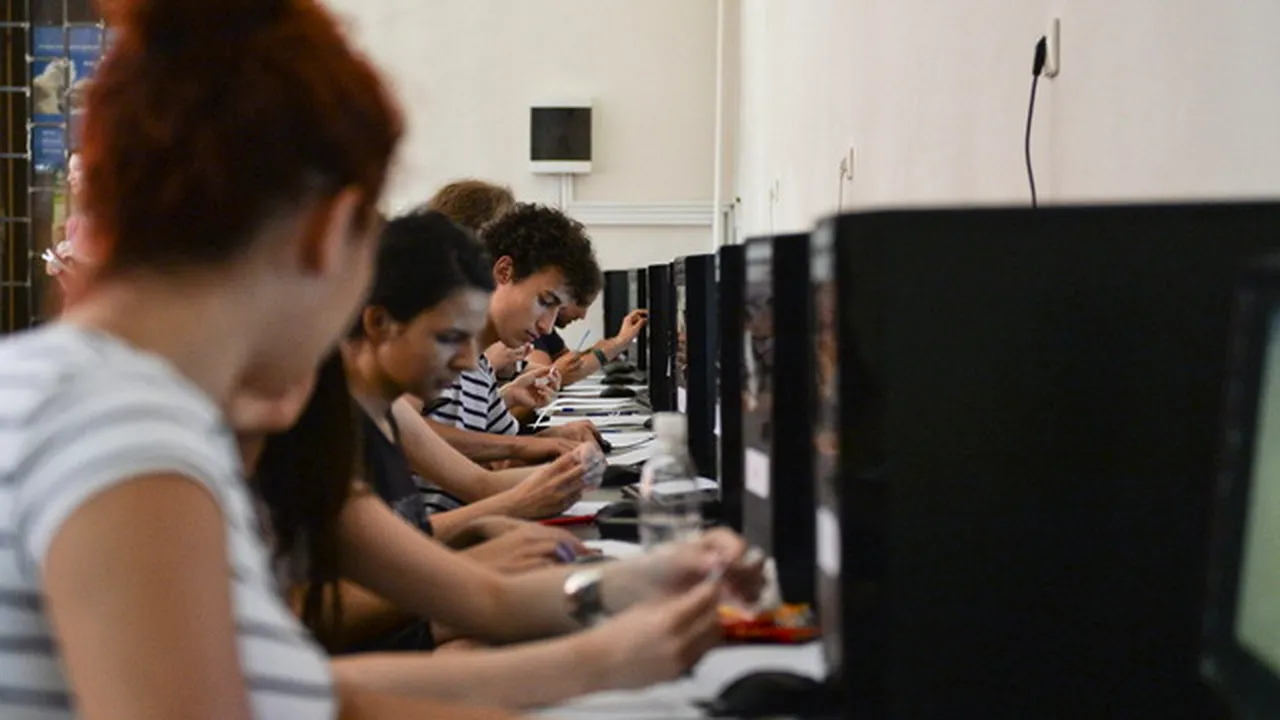Statistică îngrijorătoare: 1 din 3 tineri cu vârste între 16 şi 20 de ani vrea să plece din România