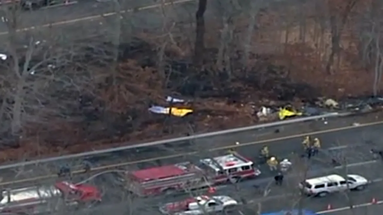 Un avion s-a prăbuşit pe o autostradă din statul american New Jersey. Cinci persoane au murit - VIDEO