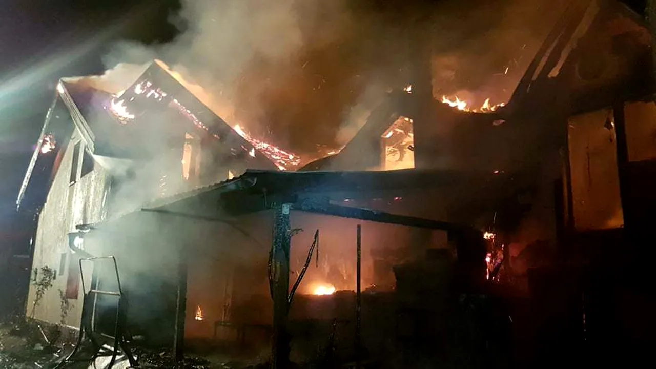 Şapte persoane evacuate, în urma unui incendiu puternic izbucnit la o pensiune din Timiş