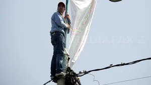 Un bărbat s-a urcat pe un stâlp de lângă Palatul Cotroceni şi ameninţă că se sinucide - FOTO