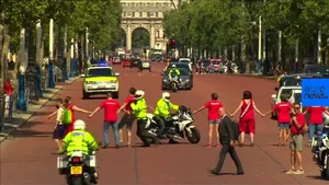 Incident la Londra: Mai mulţi ecologişti au încercat să îi blocheze drumul lui Boris Johnson spre Palatul Buckingham | VIDEO