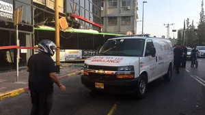 FOTO, VIDEO | Momentul în care un autobuz a lovit sediul unei secţii de poliţie din Tel Aviv. Autorităţile cred că este un accident