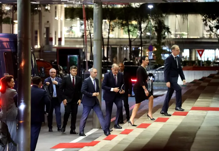 Breaking News Prima ședință de Guvern a noului executiv. Membrii Guvernului Niculescu au depus jurământul. România are un nou premier după aproape șase luni de criză politică. Rezultat: 280 de voturi pentru și 58 împotrivă