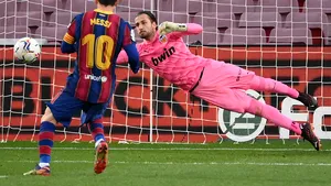 Leo Messi face cinste cu bere portarilor împotriva cărora a marcat. Fiecare sticlă trimisă de Budweiser este unicat