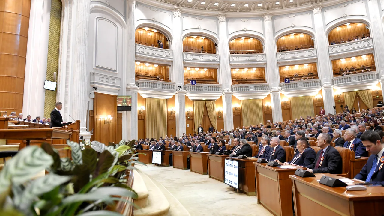 VIDEO. Şedinţă solemnă a Parlamentului prilejuită de Ziua Naţională. Ciolacu: La mai bine de 100 de ani de la Marea Unire, puţini dintre noi se gândesc la unitate