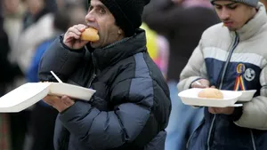 Îmbulzeală la oalele cu sarmale oferite pelerinilor veniţi la Iaşi de Sfânta Parascheva