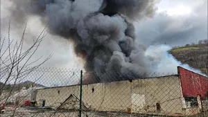 Aproape 900 de tone de baterii cu litiu au luat foc la o fabrică de reciclare din Franţa