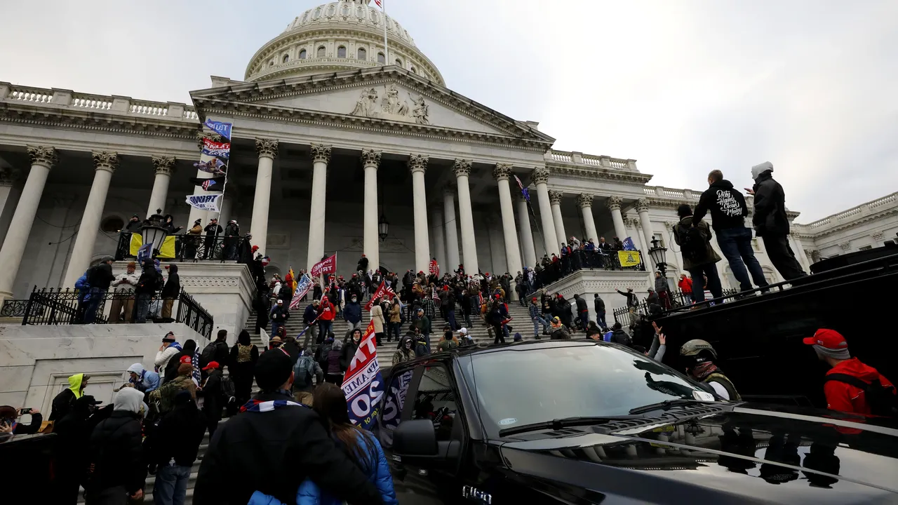 Ion Cristoiu: Ce s-a întîmplat în America în realitate? Mai mulţi cetăţeni au intrat în Capitoliu fără bilet de voie!