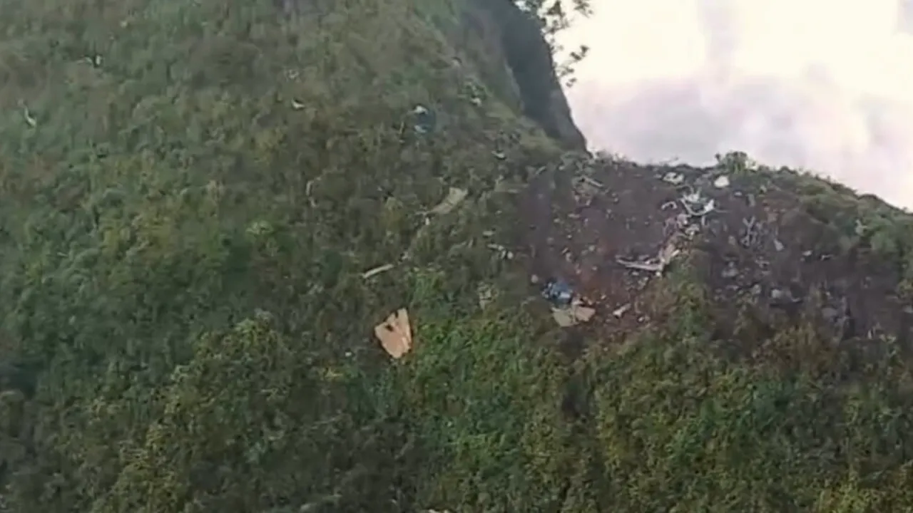 Indonezia. Echipele de salvare găsesc epava avionului dispărut sâmbătă în munții Sulawesi