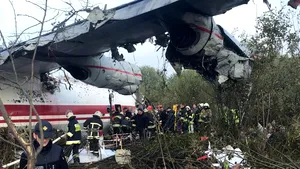 Incidentul aviatic din Ucraina: Cel puţin patru persoane au murit, după ce un avion cargo de tip Antonov-12 a aterizat forţat | FOTO