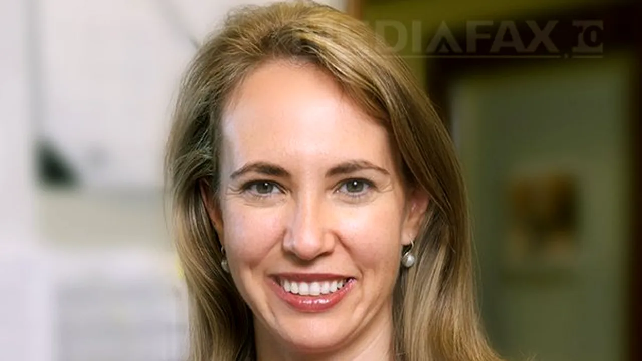 Gabrielle Giffords poate sta în picioare şi va fi mutată într-un centru de reabilitare