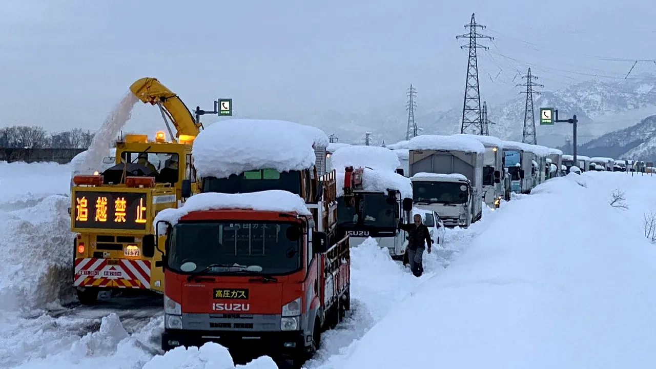 Peste 1.000 de japonezi au rămas blocaţi pe o autostradă înzăpezită 40 de ore