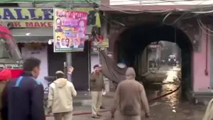 VIDEO. Incendiu devastator la o fabrică din New Delhi: Cel puţin 43 de persoane au murit