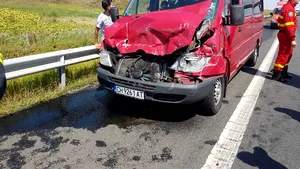 Accident pe Autostrada A1, pe sensul Orţişoara-Timisoara: Microbuz cu opt persoane la bord, izbit de un camion | FOTO