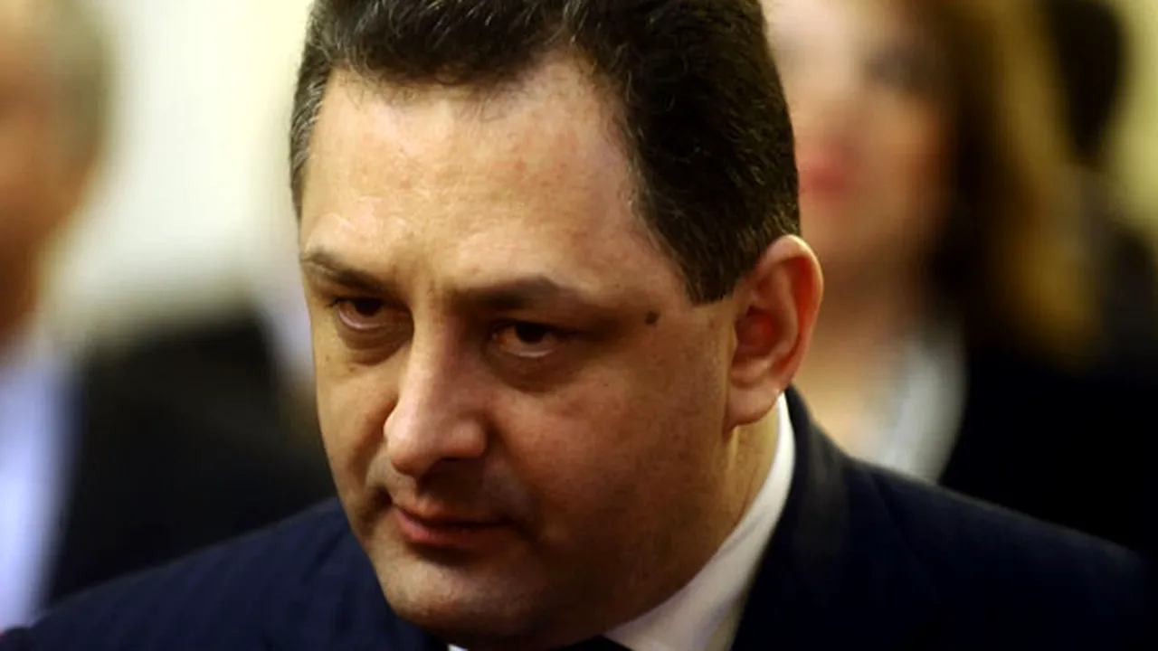 Vanghelie: Senatorii PDL - şacali, vagabonţi care încearcă să ia cu japca funcţiile în Parlament