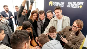 David Popovici și echipa de ambasadori Hope and Homes for Children au inaugurat o casă pentru 12 copii cu nevoi speciale severe