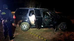 FOTO Colete în miez de noapte, contrabandişti şi focuri de armă la frontiera cu Republica Moldova