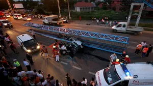 Pasarela de la Tâncăbeşti, dată jos de bena camionului (Galerie Foto)