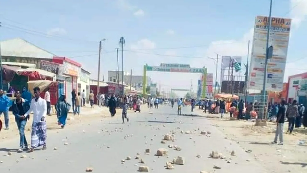 Cel puţin 20 de persoane au decedat în luptele dintre protestatari şi forţele de ordine din Somalia