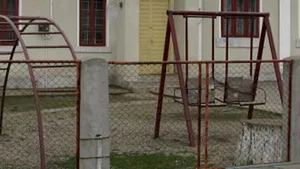 Copil de şase ani, bătut şi supus la perversiuni sexuale, în curtea unei grădiniţe