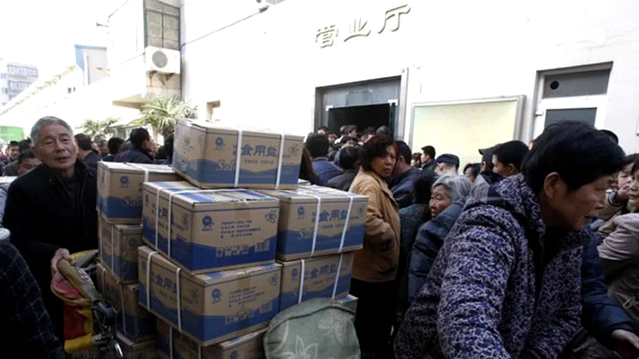 Chinezii se protejează de contaminarea radioactivă cu sare iodată - FOTO