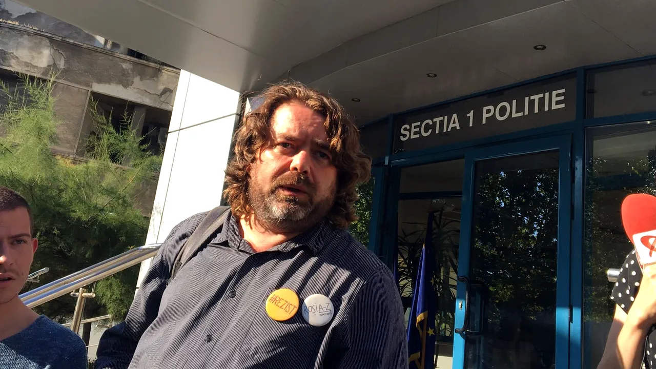 Senatorul cu plete şi barbă, Mihai Goţiu, îi cere explicaţii lui Liviu Pop pentru elevii daţi afară de la ore pentru că aveau părul lung