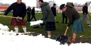 Fanii scoţieni au ajutat la deszăpezirea stadionului pentru meciul cu Serbia de la Novi Sad
