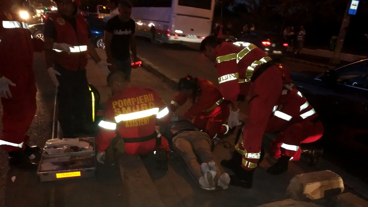 FOTO | Un motociclist a fost rănit grav, după ce a fost implicat într-un accident pe Calea Văcăreşti