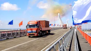 Rusia îşi întăreşte prietenia cu China. Devine funcţional primul pod rutier între cele două ţări, peste râul Amur 