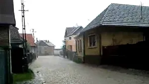 Sute de gospodării din Braşov, inundate în urma ploilor torenţiale - VIDEO