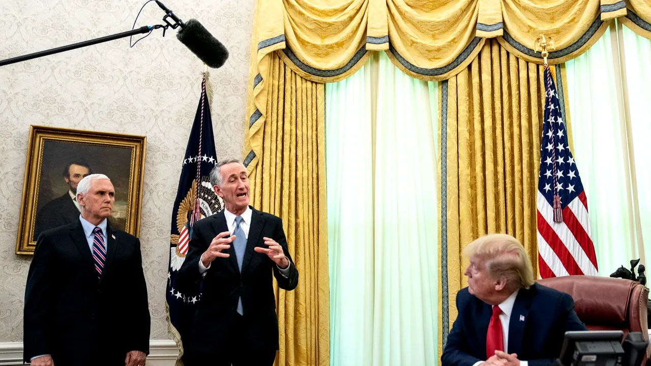 Casa Albă: Mike Pence va păstra distanţa faţă de Donald Trump timp de câteva zile
