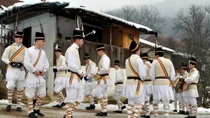 GALERIE FOTO 50 de tineri necăsătoriţi dintr-o comună din Timiş merg la colindat bătând în nişte tobe numite dube