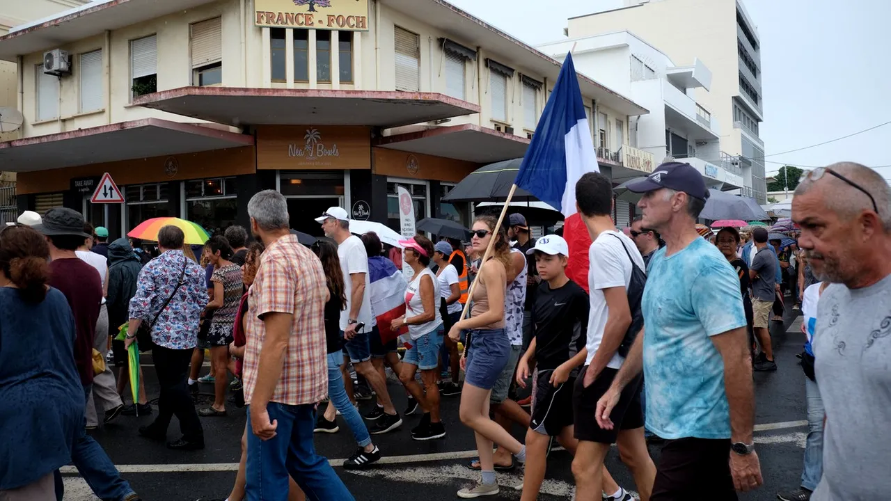 Zeci de mii de oameni au protestat împotriva restricţiilor de circulaţie impuse din cauza pandemiei în teritoriul francez Noua Caledonie