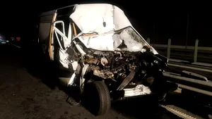 Microbuz implicat într-un accident pe A1. Şase persoane au fost rănite