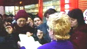 Femeile din UE au locuri de muncă nesigure, remunerate modest