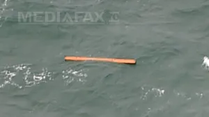 Fragmente ale avionului AirAsia dispărut duminică, depistate în Marea Java. 3 cadavre au fost recuperate - VIDEO, FOTO