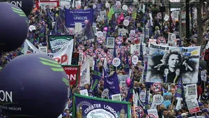 Proteste şi violenţe la Londra: Zeci de mii de britanici manifestează la Londra împotriva austerităţii - VIDEO