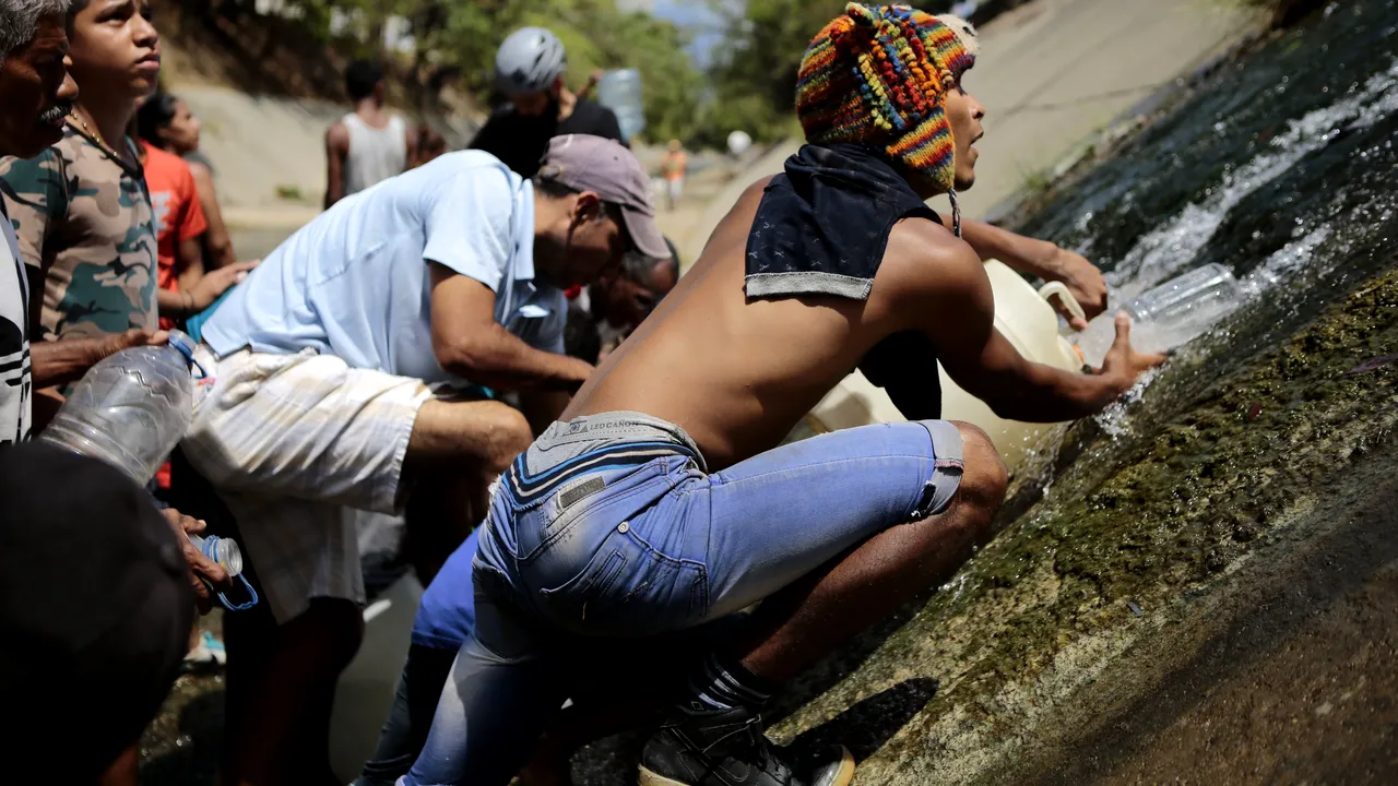 Criza profundă din Venezuela. Mii de venezueleni au spart baricadele, traversând graniţa în Columbia