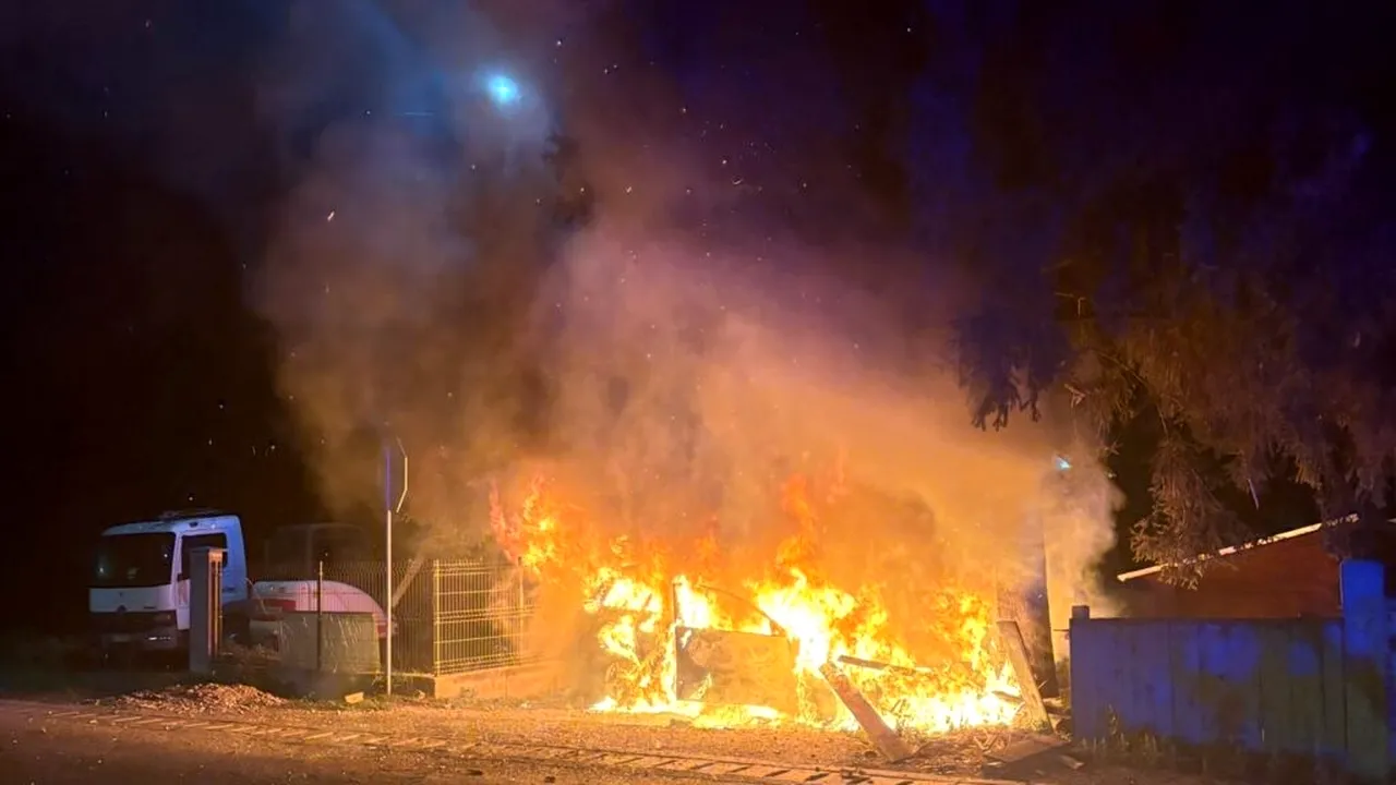 O mașină a intrat într-un gard, după care a luat foc. Șoferul avea 18 ani
