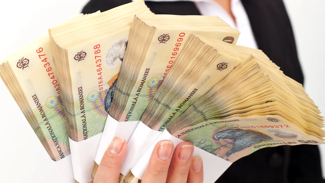 Salariul mediu brut a crescut anul trecut cu 7,6%, la 2.328 lei. Angatatorul a plătit 3000 lei pe lună