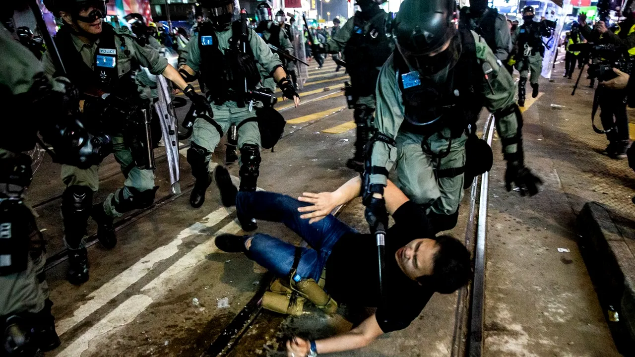 Gaze lacrimogene şi cocktailuri Molotov la Hong Kong în prima zi a anului 2020. Un marş paşnic s-a transformat rapid într-un veritabil haos