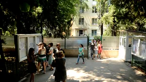 Scandal în curtea şcolii: Elevă de 11 ani lovită de tatăl unei colege, după un conflict între fete 