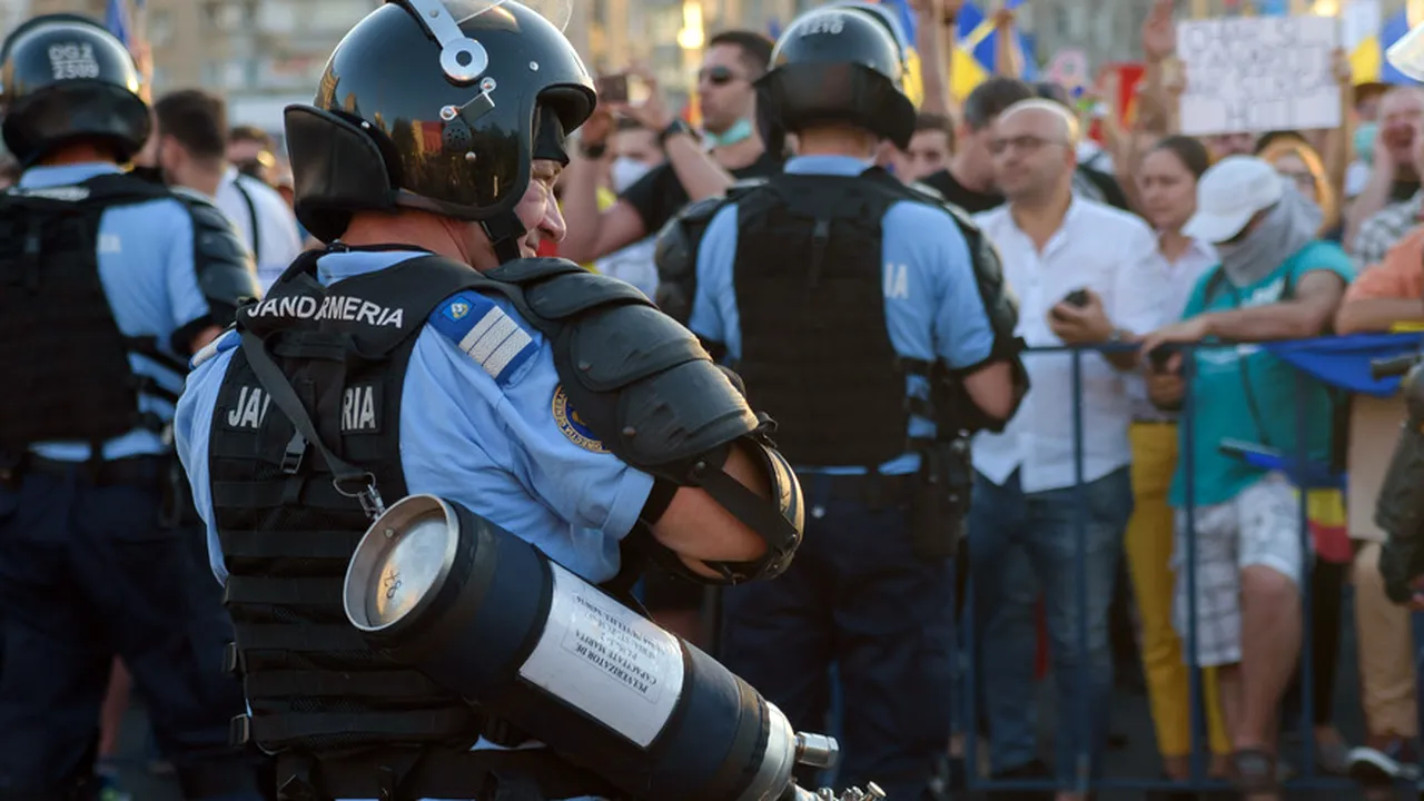 Primele REŢINERI în cazul violenţelor de vineri seara din Piaţa Victoriei. Doi bărbaţi, acuzaţi de ultraj şi tulburarea ordinii la mitingul diasporei