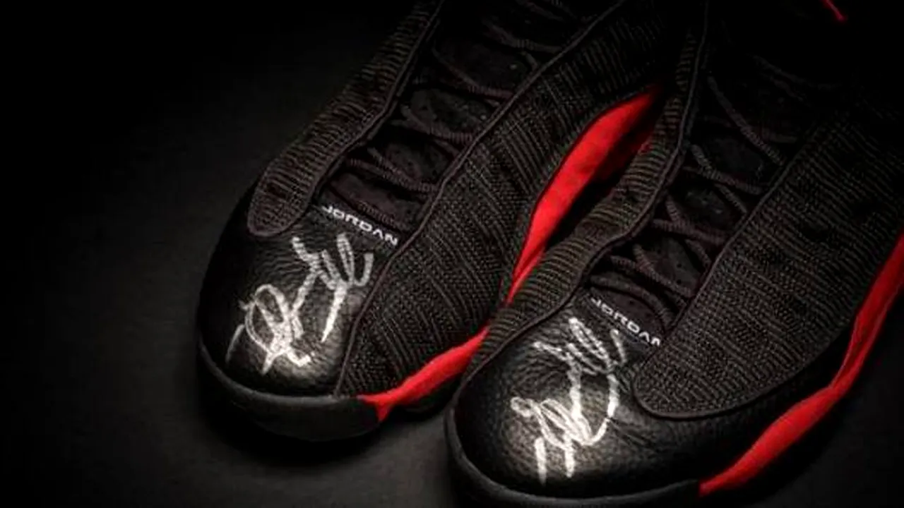 Record la licitaţia online Sotheby's: „adidaşii” lui Jordan, cumpăraţi cu 2,2 milioane de dolari