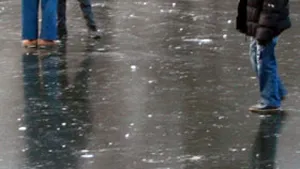 Trei tineri au cazut în lacul Siutghiol, după ce gheaţa pe care patinau s-a spart